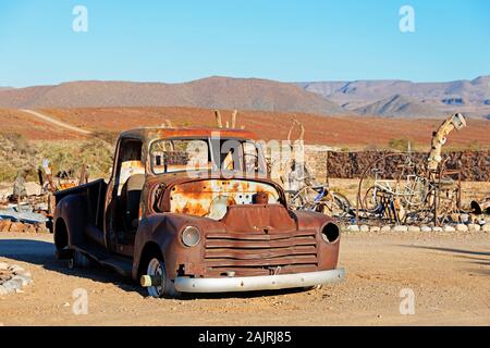 Oldtimer, Autorack auf dem Gelaende vom La rivière Tsauchab Camp, Namibie Banque D'Images