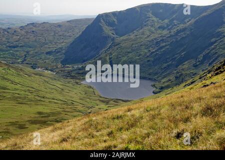 Réservoir vu de près de Kentmere Mauvais Rainsborrow Mardale Bell Crag et chape (706M) au-delà du Lake District, Cumbria Banque D'Images