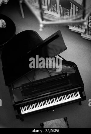 Image en noir et blanc du Piano à prises de vue en plongée du haut des escaliers. Banque D'Images