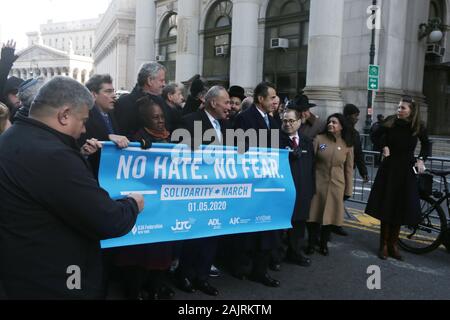 Brooklyn, NY, USA. 5Th Jan, 2020. Maire de la ville de New York, Bill De Blasio, New York City Première Dame Chirlane McCray, membre du Congrès des États-Unis Yvette Clarke, membre du Congrès américain Jerry Nadler, les sénateurs américains Kirsten Gillibrand et Chuck Schumer, Procureur du district de Brooklyn Eric Gonzalez, Président de l'arrondissement de Manhattan Gale Brewer et les autres élus en même temps que les résidents de la communauté et partenaires mars dans le 'pas de haine. Aucune peur marche de solidarité" à travers le pont de Brooklyn, le 5 janvier 2020 à New York. Credit : Mpi43/media/Alamy Punch Live News Banque D'Images