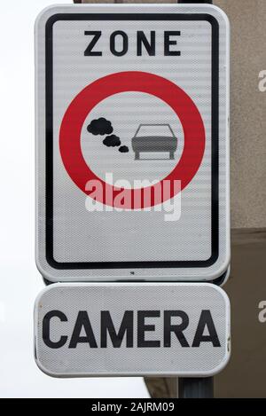 Panneau d'avertissement pour l'ouverture de zones à faible émissions / LEZ à l'entrée de la rue menant au centre-ville de Gand, Flandre orientale, Belgique Banque D'Images