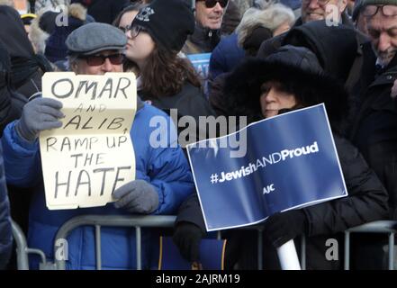 Brooklyn, NY, USA. 5Th Jan, 2020. Maire de la ville de New York, Bill De Blasio, New York City Première Dame Chirlane McCray, membre du Congrès des États-Unis Yvette Clarke, membre du Congrès américain Jerry Nadler, les sénateurs américains Kirsten Gillibrand et Chuck Schumer, Procureur du district de Brooklyn Eric Gonzalez, Président de l'arrondissement de Manhattan Gale Brewer et les autres élus en même temps que les résidents de la communauté et partenaires mars dans le 'pas de haine. Aucune peur marche de solidarité" à travers le pont de Brooklyn, le 5 janvier 2020 à New York. Credit : Mpi43/media/Alamy Punch Live News Banque D'Images