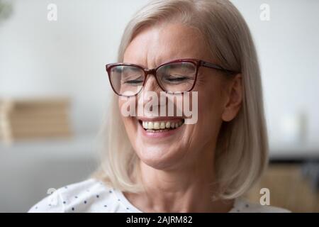 Close up of young woman smiling montrant les dents Banque D'Images