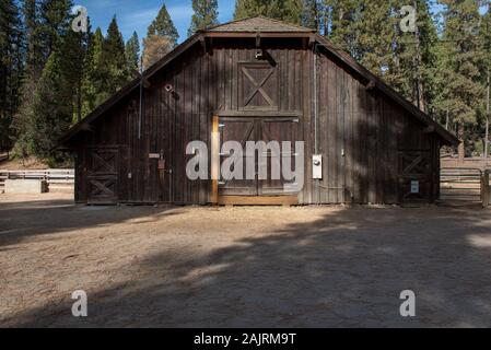 Yosemite National Park, CA, USA. Le 1 novembre 2019. Ancienne grange à la Pioneer Yosemite History Center à proximité, Wawona une attraction touristique et historique de la jambe Banque D'Images