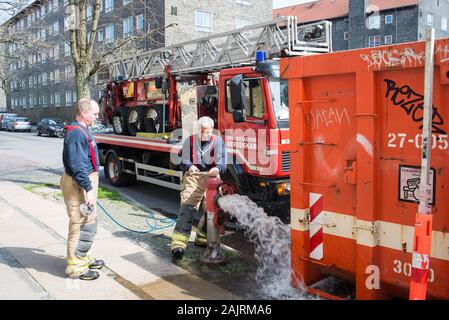 Les pompiers de la vérification d'une borne fontaine à Copenhague, Danemark Banque D'Images