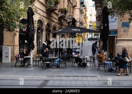 Un café dans la rue Jaffa, Jérusalem, Israël Banque D'Images