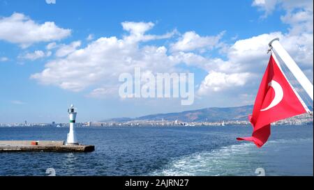 Izmir/Turquie - 01/14/2019: Vue sur la ville depuis le ferry pour passagers jusqu'à Karsiyaka. Banque D'Images