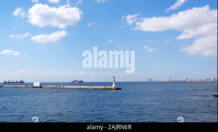 Izmir/Turquie - 01/14/2019: Vue sur la ville depuis le ferry pour passagers jusqu'à Karsiyaka. Banque D'Images