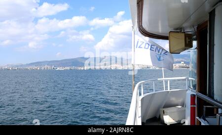 Izmir/Turquie - 01/14/2019: Vue sur la ville depuis le ferry pour passagers jusqu'à Karsiyaka. Banque D'Images