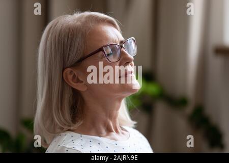 Close up de calme mature woman relaxing with eyes closed Banque D'Images