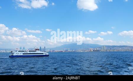 Izmir/Turquie - 01/14/2019: Vue sur la ville depuis le ferry pour passagers jusqu'à Karsiyaka. Banque D'Images