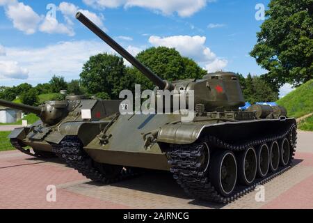 Les tanks et les gros canons de l'ère soviétique font partie des objets exposés au Mémorial de guerre de Brest en Biélorussie Banque D'Images