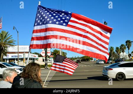 Le cacao, en Floride, aux États-Unis. Le 5 janvier 2020. Un vétéran de l'armée américaine qui est contre la guerre avec l'Iran a organisé un meeting de protestation lors d'une fraîche dimanche matin. Brandissant des drapeaux américains et la tenue d'affiches-maison avec la tour d'eau Cacao en toile de fond le petit groupe à l'automobiliste s'agita. Signe de protestation ont eu lieu ce week-end à travers le pays pour protester contre les actions de l'atout du Président en ce qui concerne le conflit avec l'Iran. Crédit photo Julian Poireau / Alamy Live News. Banque D'Images