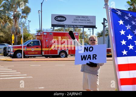 Le cacao, en Floride, aux États-Unis. Le 5 janvier 2020. Un vétéran de l'armée américaine qui est contre la guerre avec l'Iran a organisé un meeting de protestation lors d'une fraîche dimanche matin. Brandissant des drapeaux américains et la tenue d'affiches-maison avec la tour d'eau Cacao en toile de fond le petit groupe à l'automobiliste s'agita. Signe de protestation ont eu lieu ce week-end à travers le pays pour protester contre les actions de l'atout du Président en ce qui concerne le conflit avec l'Iran. Crédit photo Julian Poireau / Alamy Live News. Banque D'Images