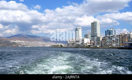 Izmir/Turquie - 01/14/2019: Vue sur la ville depuis le ferry pour passagers jusqu'à Karsiyaka. Banque D'Images