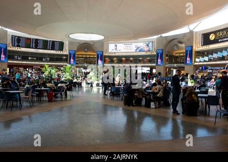 Hall Des Passagers De L'Aéroport Ben Gurion, Tel Aviv, Israël Banque D'Images