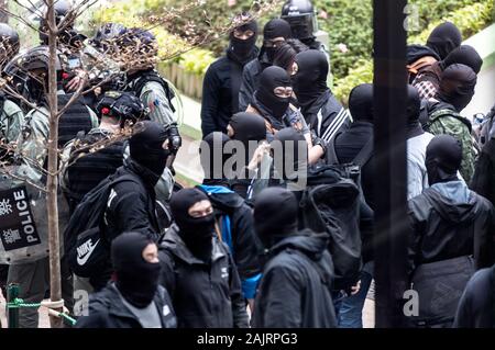 Hong Kong, Chine. 05Th Jan, 2020. Un groupe de policiers en civil se tient en dehors de Sheung Shui Shopping Mall. Un dimanche à Sheung Shui contre le commerce parallèle qui visent à inciter les autorités à prendre des mesures à l'encontre des opérateurs parallèles qui de stock dans les boutiques locales puis tourner autour de les vendre pour le profit de l'autre côté de la frontière. Plus de cette marche de protestation depuis Hong Kong a commencé en juin et ressemblent souvent à un rassemblement anti-gouvernement. Credit : Geisler-Fotopress GmbH/Alamy Live News Banque D'Images