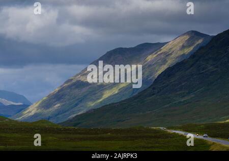 Les voitures sur l'A82 à Glen Coe Scottish Highlands Scotland UK Banque D'Images