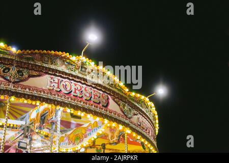 Newcastle/UK 13 novembre 2019: Merry Go Round lumières pendant une nuit froide d'hiver brumeux Banque D'Images