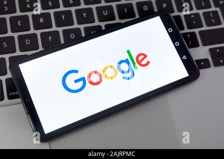 Wroclaw, Pologne - OCT 23, 2019 : Logo Google sur Huawei P30 l'écran. Google est le plus populaire moteur de recherche web. Banque D'Images