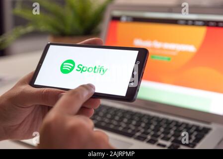 Wroclaw, Pologne - OCT 23, 2019 : l'homme avec logo Spotify à l'écran. Spotify est plus populaire plate-forme de diffusion de musique. Banque D'Images