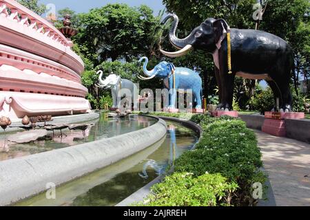 Des statues d'éléphants roses entourent le piédestal de la musée d'Erawan à Bangkok Banque D'Images