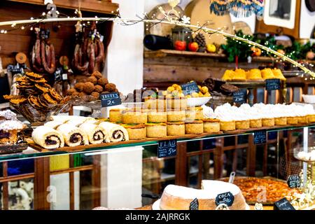 Gâteaux et pâtisseries dans la célèbre boulangerie moderniste Forn des Teatre, Palma, Majorque, Espagne Banque D'Images