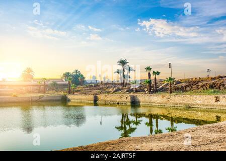 Lever du soleil sur le lac Sacré de Karnak Temple, Luxor Banque D'Images