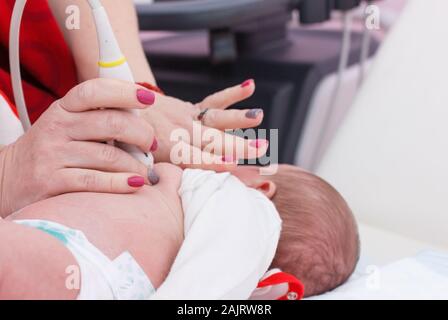 Examen échographique du cœur. Examen d'un bébé de mois Banque D'Images