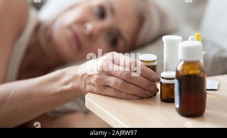 Close up of senior woman malsains prendre des médicaments à la maison Banque D'Images