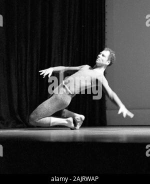 Merce Cunningham à New York 1957, très probablement ces images montrent Cunningham effectuant les Changeling, qui place la date comme le 30 novembre 1957. Banque D'Images