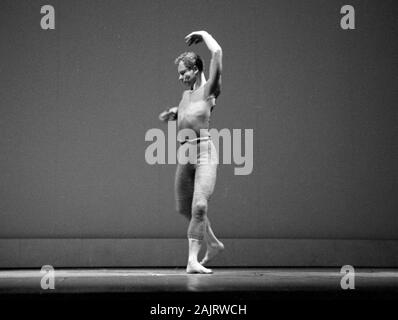 Merce Cunningham à New York 1957, très probablement ces images montrent Cunningham effectuant les Changeling, qui place la date comme le 30 novembre 1957. Banque D'Images