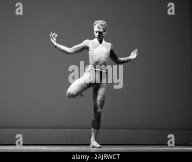 Merce Cunningham à New York 1957, très probablement ces images montrent Cunningham effectuant les Changeling, qui place la date comme le 30 novembre 1957. Banque D'Images