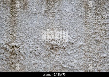 Plâtre rugueux materila. La texture du mur peint crépi blanc, fond de couleur beige. Détail de la façade extérieure du bâtiment Banque D'Images