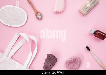 Accessoires salle de bains naturels : gant luffa demaquiller, dans un récipient en verre, peigne en bois, bambou, sel de bain bio brosse à dents, pierre ponce volcanique et de noix de coco Savon solide. Banque D'Images