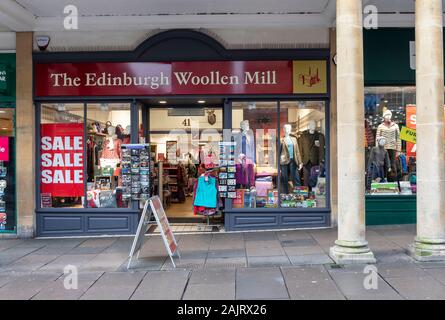 Vente janvier à la Edinburgh Woollen Mill, cabine de Street, Bath, Angleterre Banque D'Images