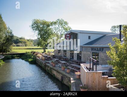 Vue sur le Tap and Kitchen Restaurant and Bar sur Oundle Wharf à Oundle depuis le pont nord d'Oundle - 2016 Banque D'Images