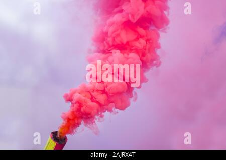 La fumée rose .bombe couleur festival signal de fumée Banque D'Images
