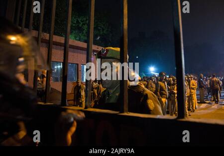 New Delhi, Inde. 5Th Jan, 2020. Des policiers montent la garde à l'extérieur de l'Inde, Jawaharlal Nehru University après de violents affrontements ont éclaté sur le campus à New Delhi, Inde, le 5 janvier 2020. Plusieurs élèves dont les filles ont été blessées, certaines grièvement, après de violents affrontements ont éclaté entre deux groupes d'élèves à la Delhi Université Jawaharlal Nehru le dimanche soir. Credit : Javed Dar/Xinhua/Alamy Live News Banque D'Images