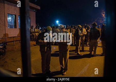 New Delhi, Inde. 5Th Jan, 2020. Des policiers montent la garde à l'extérieur de l'Inde, Jawaharlal Nehru University après de violents affrontements ont éclaté sur le campus à New Delhi, Inde, le 5 janvier 2020. Plusieurs élèves dont les filles ont été blessées, certaines grièvement, après de violents affrontements ont éclaté entre deux groupes d'élèves à la Delhi Université Jawaharlal Nehru le dimanche soir. Credit : Javed Dar/Xinhua/Alamy Live News Banque D'Images
