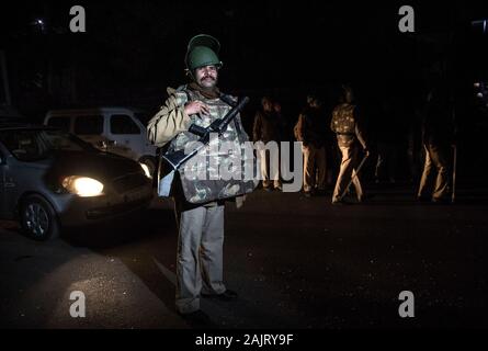 New Delhi, Inde. 5Th Jan, 2020. Un policier indien monte la garde à l'extérieur de l'Université Jawaharlal Nehru après de violents affrontements ont éclaté sur le campus à New Delhi, Inde, le 5 janvier 2020. Plusieurs élèves dont les filles ont été blessées, certaines grièvement, après de violents affrontements ont éclaté entre deux groupes d'élèves à la Delhi Université Jawaharlal Nehru le dimanche soir. Credit : Javed Dar/Xinhua/Alamy Live News Banque D'Images