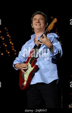 Italie Turin , 02 octobre 2007 , concert en direct de la police au stade Delle Alpi : Andy Summers, guitariste de la police, pendant le concert Banque D'Images