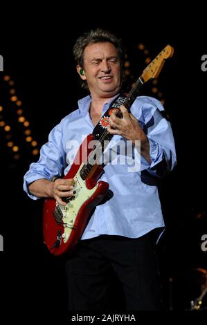 Italie Turin , 02 octobre 2007 , concert en direct de la police au stade Delle Alpi : Andy Summers, guitariste de la police, pendant le concert Banque D'Images