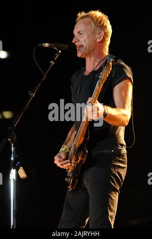 Italie Turin , 02 octobre 2007 , concert en direct de la police au stade Delle Alpi : Sting, bassiste et chanteur de la police, pendant le concert Banque D'Images