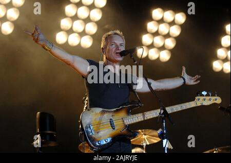 Italie Turin , 02 octobre 2007 , concert en direct de la police au stade Delle Alpi : Sting, bassiste et chanteur de la police, pendant le concert Banque D'Images