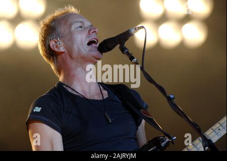 Italie Turin , 02 octobre 2007 , concert en direct de la police au stade Delle Alpi : Sting, bassiste et chanteur de la police, pendant le concert Banque D'Images