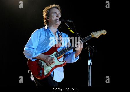 Italie Turin , 02 octobre 2007 , concert en direct de la police au stade Delle Alpi : Andy Summers, guitariste de la police, pendant le concert Banque D'Images