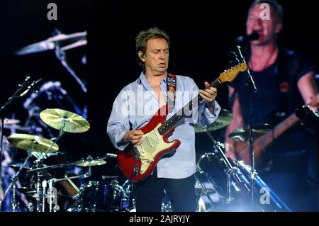 Italie Turin , 02 octobre 2007 , concert en direct de la police au stade Delle Alpi : Andy Summers, guitariste de la police, pendant le concert Banque D'Images