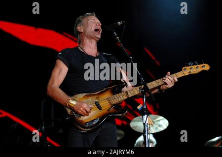 Italie Turin , 02 octobre 2007 , concert en direct de la police au stade Delle Alpi : Sting, bassiste et chanteur de la police, pendant le concert Banque D'Images