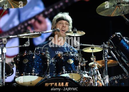 Italie Turin , 02 octobre 2007 , concert en direct de la police au stade Delle Alpi : Stewart Copeland, le batteur de Police, pendant le concert Banque D'Images